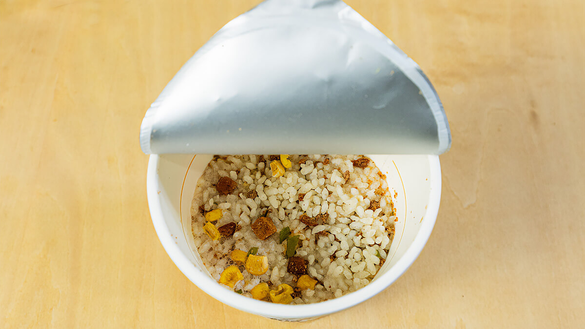 「ガーリック飯」に熱湯を注いで5分置く