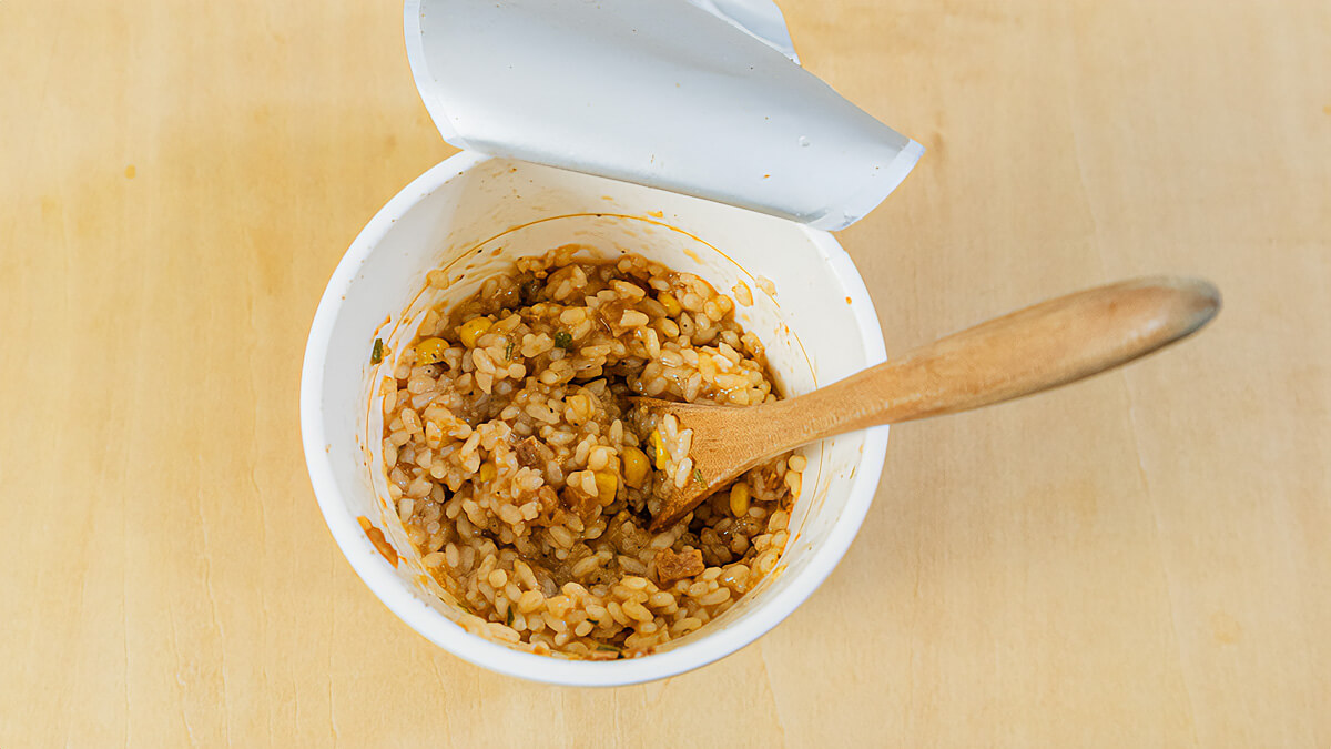 「ガーリック飯」にバターを加え混ぜる