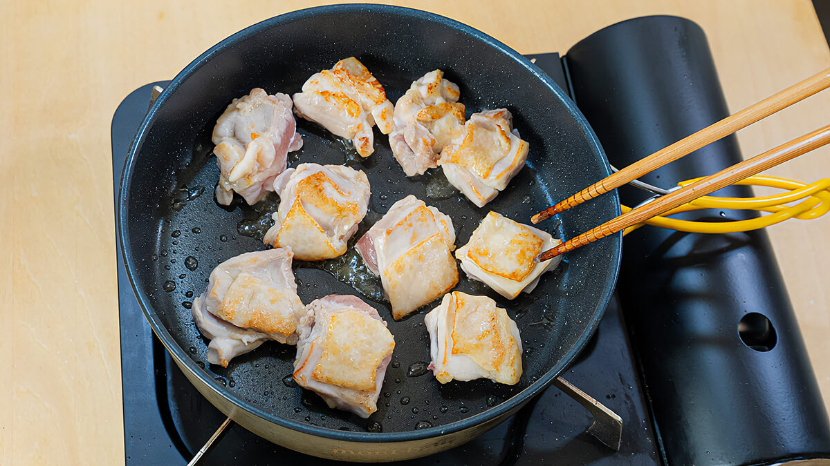 鶏もも肉を皮目から焼く