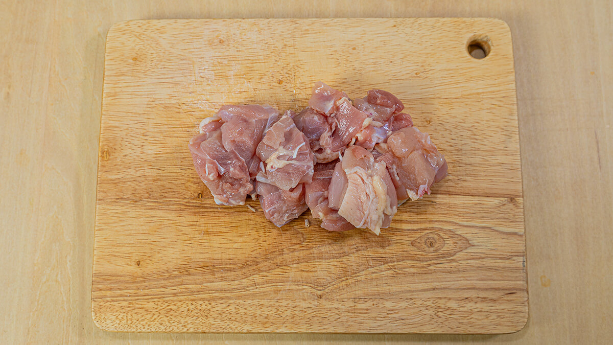 鶏もも肉は食べやすい大きさに切り塩コショウをまぶす