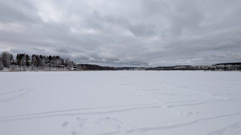 フィンランドの湖で氷上ウォーク！【「海外書き人クラブ」お世話係・柳沢有紀夫の世界は愉快！】