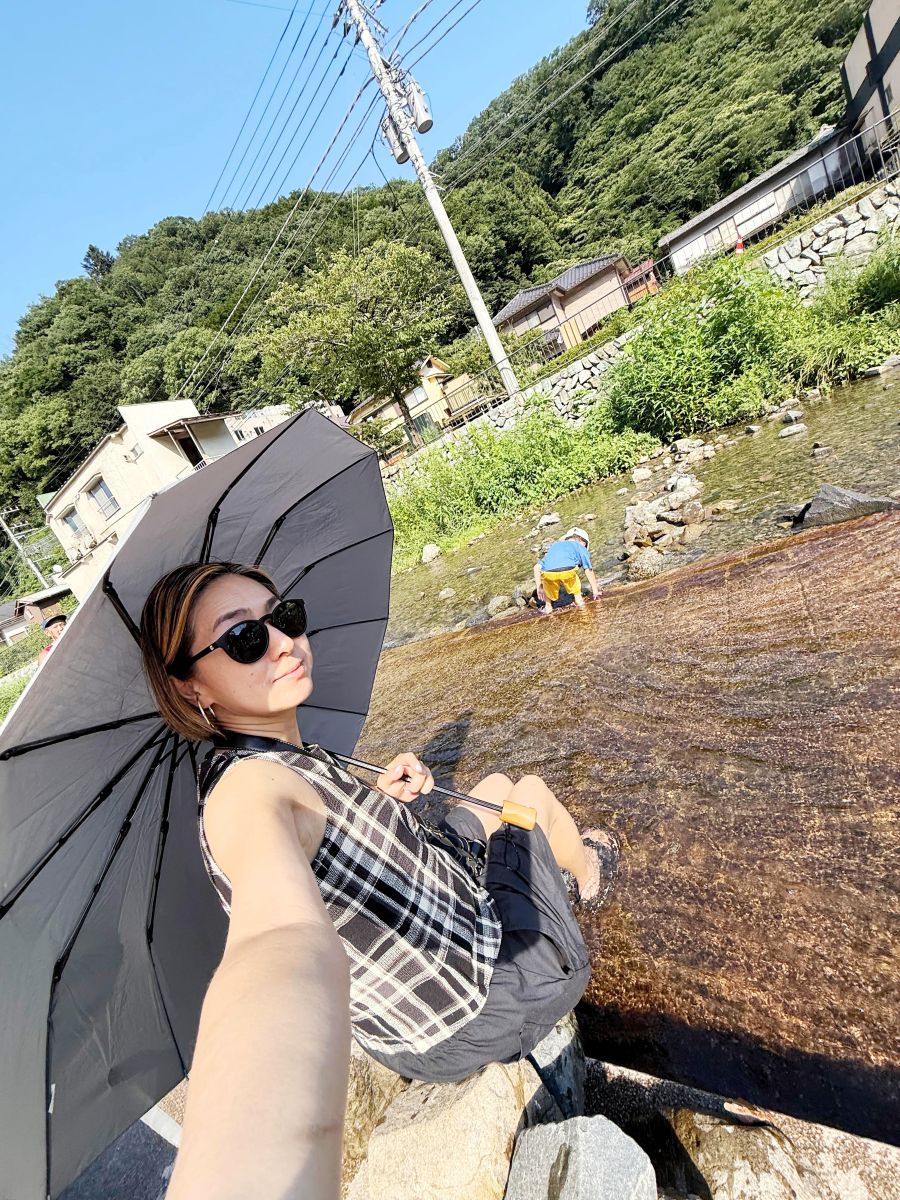 日傘を持つ筆者