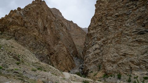 巨大な断崖の狭間を抜け、ラダックの聖地ポカル・ゾンへと歩く