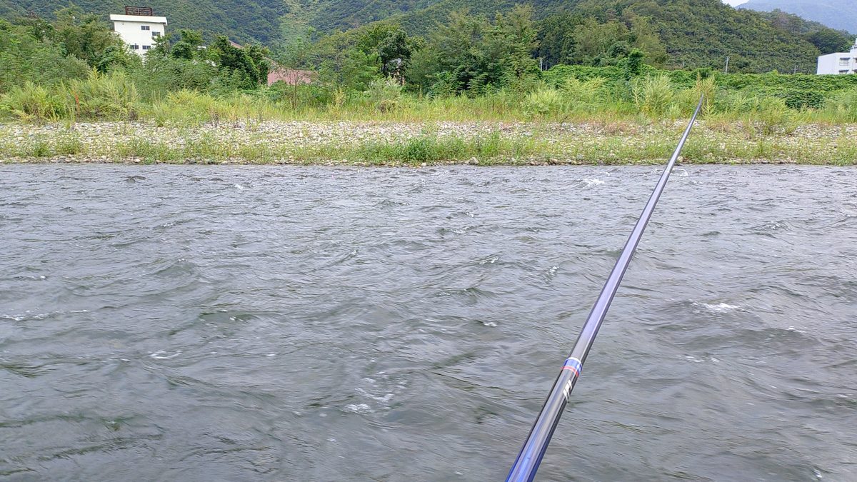 鮎釣りで川に立ち込む
