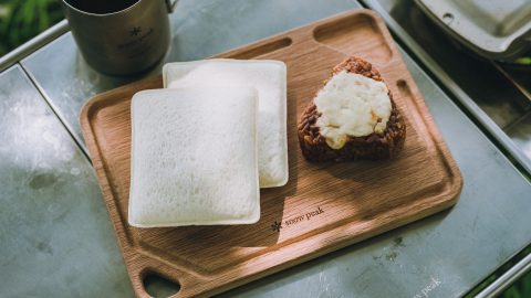 スノーピーク✕ローソンによるキャンプ飯！燻製料理をイメージした焼きおにぎり＆ランチパックが登場