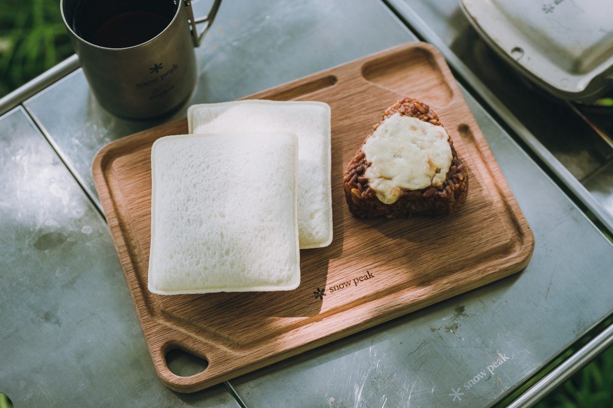スノーピーク✕ローソンによるキャンプ飯！燻製料理をイメージした焼きおにぎり＆ランチパックが登場