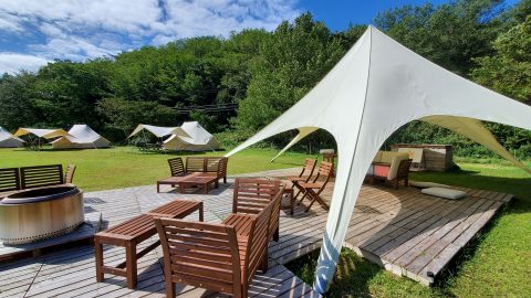 夏は避暑地、冬は星空！季節別に楽しむグランピングテントの過ごし方