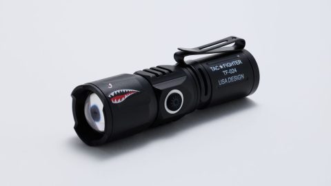 最強の小型LEDライトを探しているなら…わずか70gで広くも遠くも照らす「Light of Shark」だ！