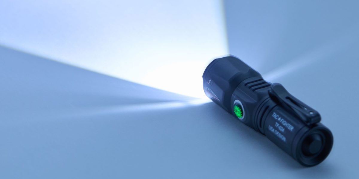 最強の小型LEDライトを探しているなら…わずか70gで広くも遠くも照らす「Light of Shark」だ!
