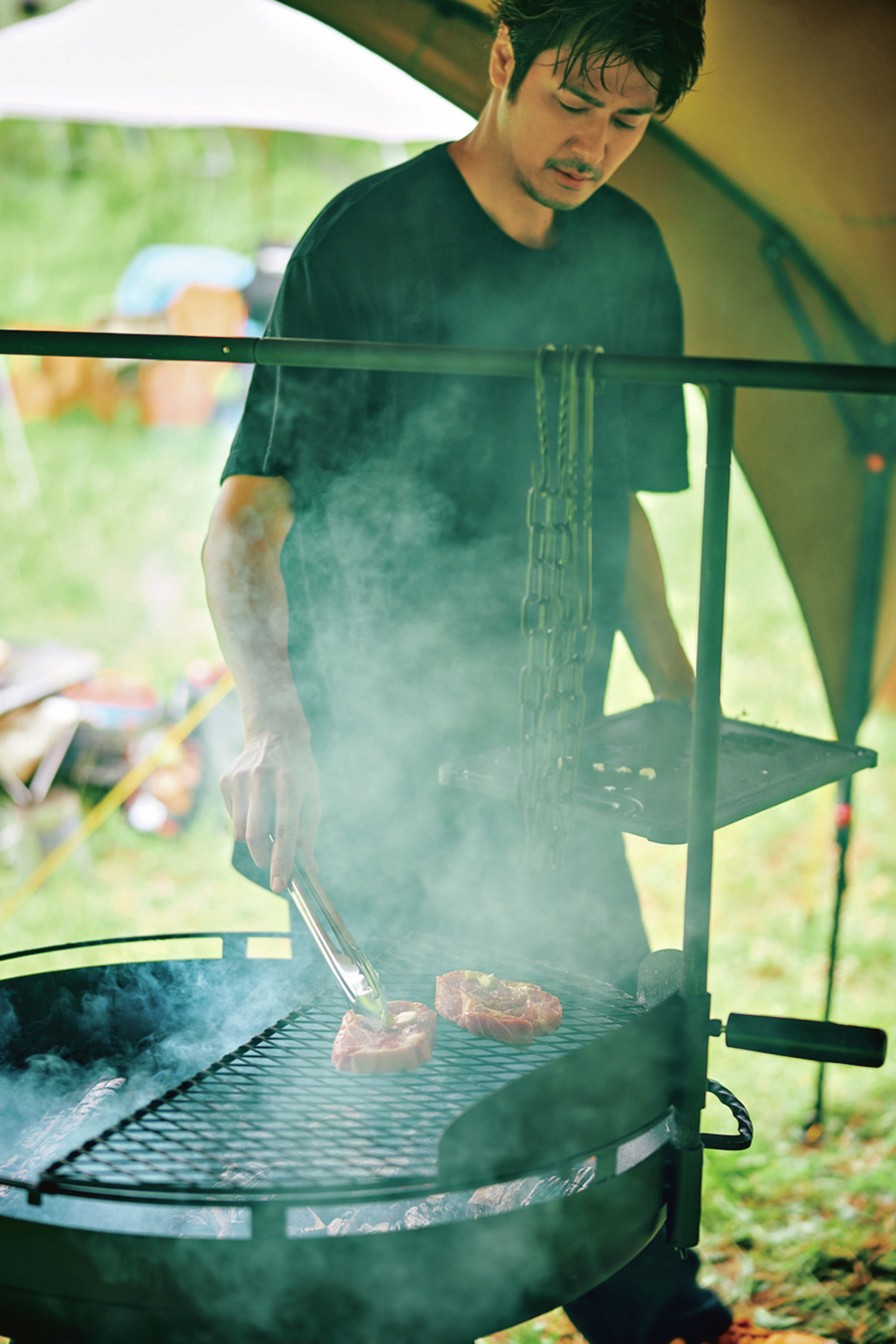 次の料理の舞台は…アウトドア！俳優・速水もこみちさんが直火に