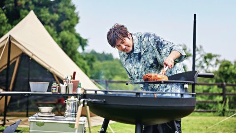 次の料理の舞台は…アウトドア！俳優・速水もこみちさんが直火にこだわった初のキャンプ料理本を上梓