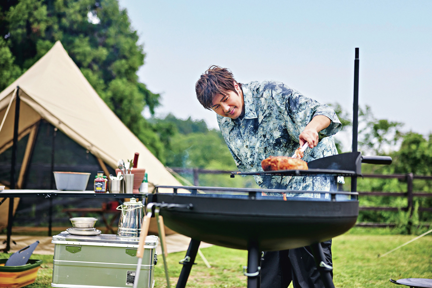 次の料理の舞台は…アウトドア！俳優・速水もこみちさんが直火にこだわった初のキャンプ料理本を上梓
