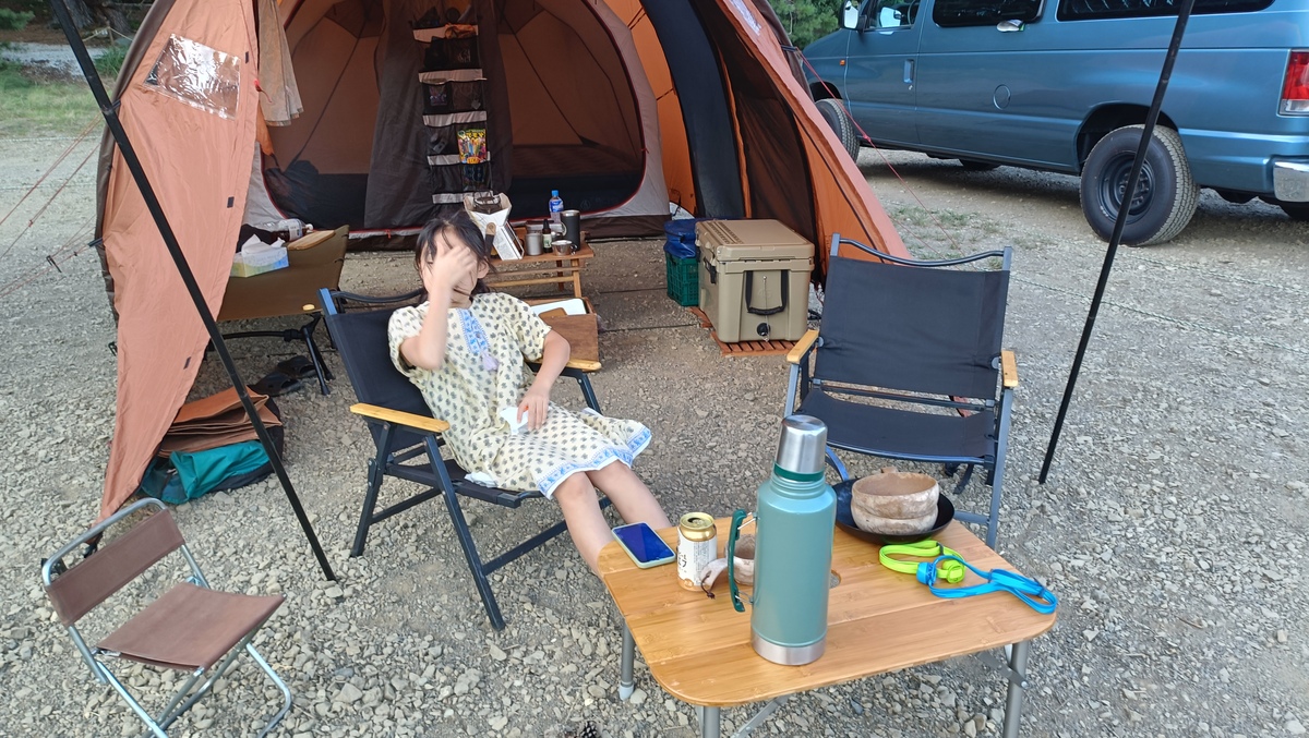ローテーブルの前に子どもが座っている。