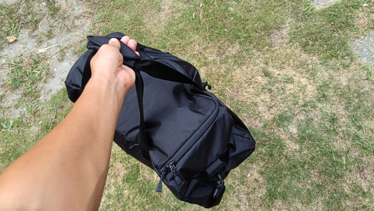 小型のダッフルバッグ。