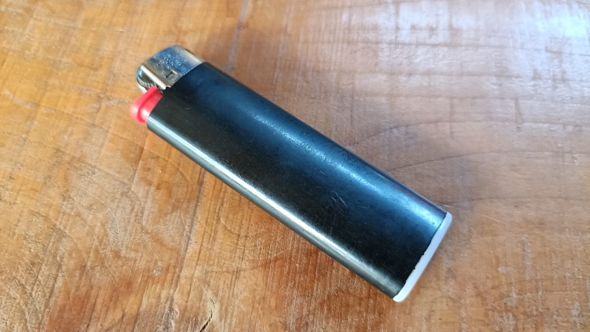 机に置かれたライター。