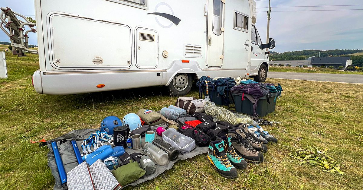キャンピングカーに登山・キャンプギアから日用品まで全部入れてみた 
