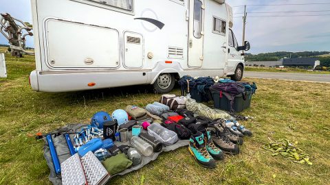 キャンピングカーに登山・キャンプギアから日用品まで全部入れてみた！旅する夫婦の収納術