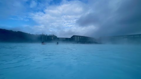 「世界25の不思議」のひとつ、ブルーラグーン温泉も！アイスランドのワイルド温泉２選