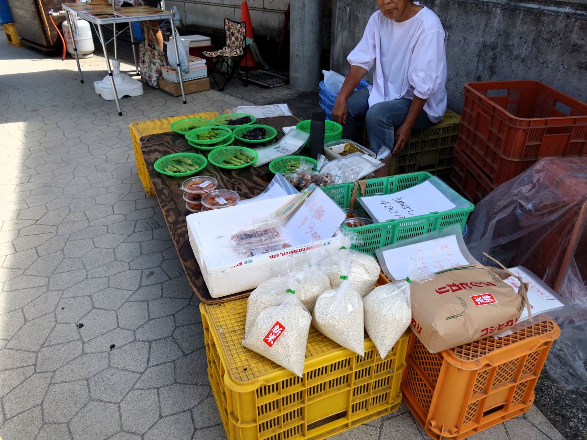 朝採れ野菜に加えて新米も売られていました