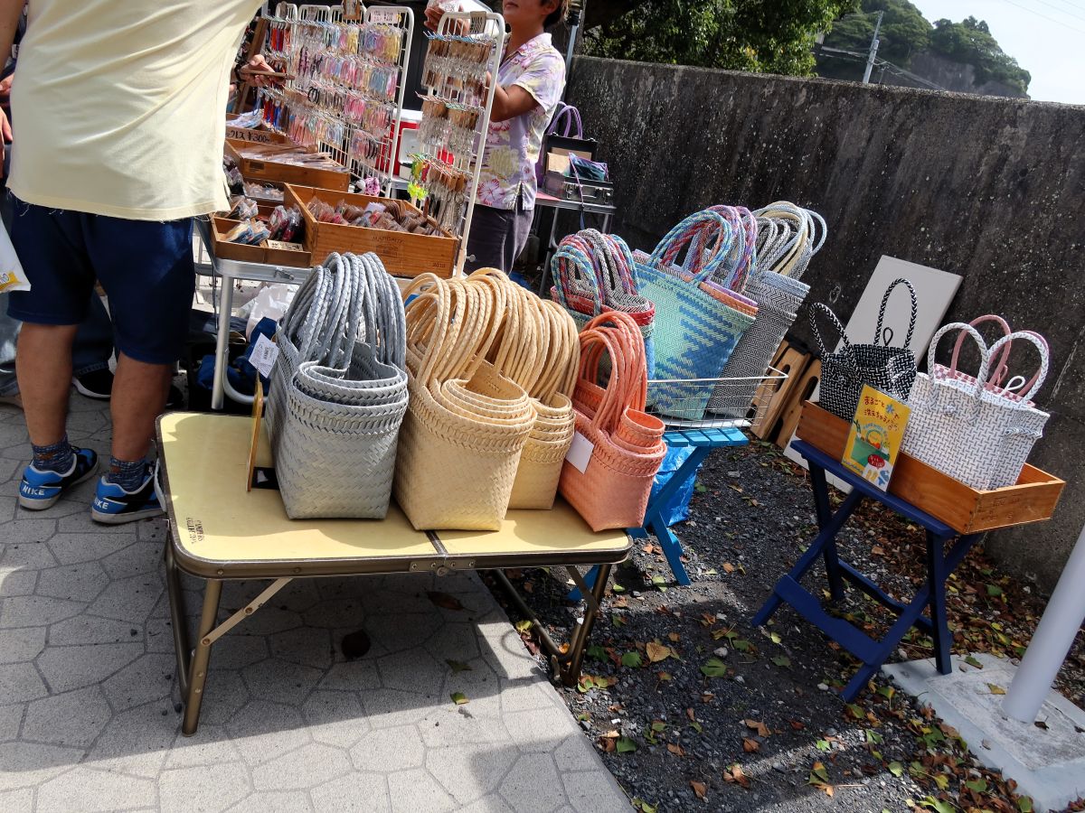 雑貨を売る露店