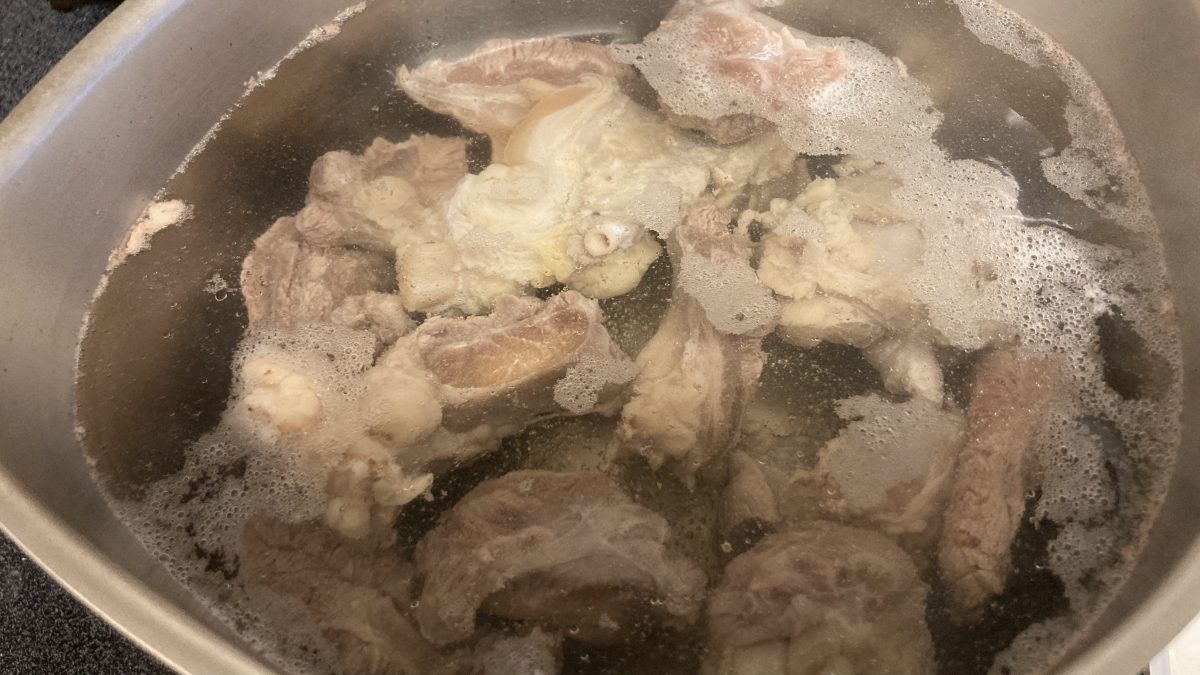 茹でた牛すじ
