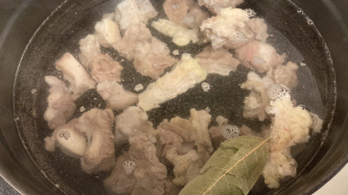 牛すじを煮込んでいる様子