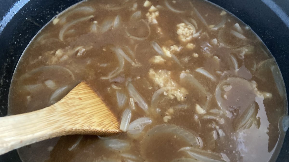 牛すじカレーを煮込んでいる様子