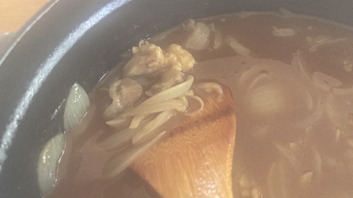 牛すじカレーを煮込んでいる様子