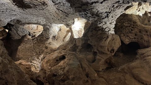 ポルトガルの観光地・カスカイスの街中に洞窟が!? 墓場から地獄へ通じるという噂を確かめに探検