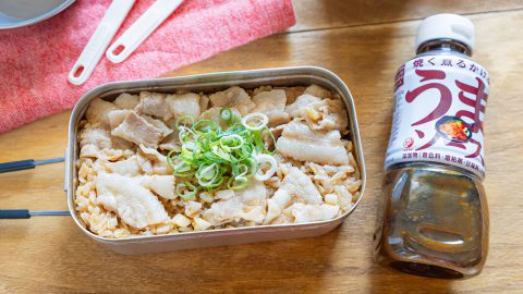 簡単でうまみたっぷり！ブルドッグソース「うまソース」でメスティン炊き込みごはん作ってみた