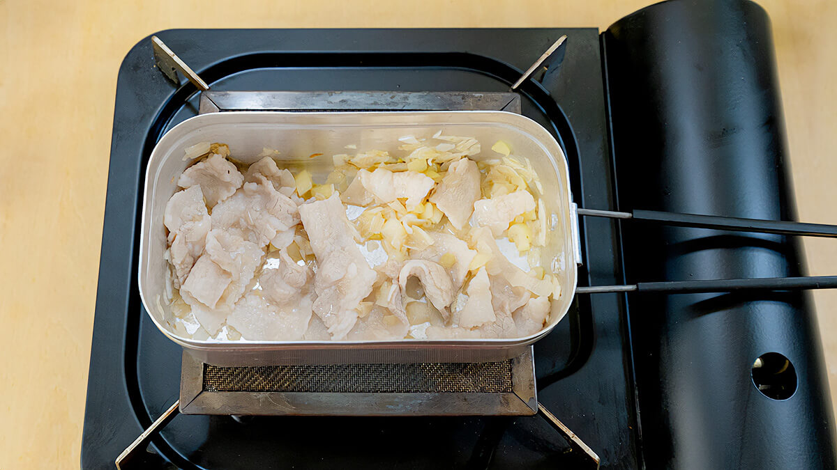 豚バラ肉を炒める