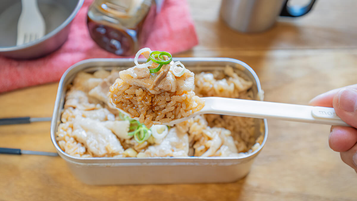 「うまソース」で作る豚肉とねぎの炊き込みごはん