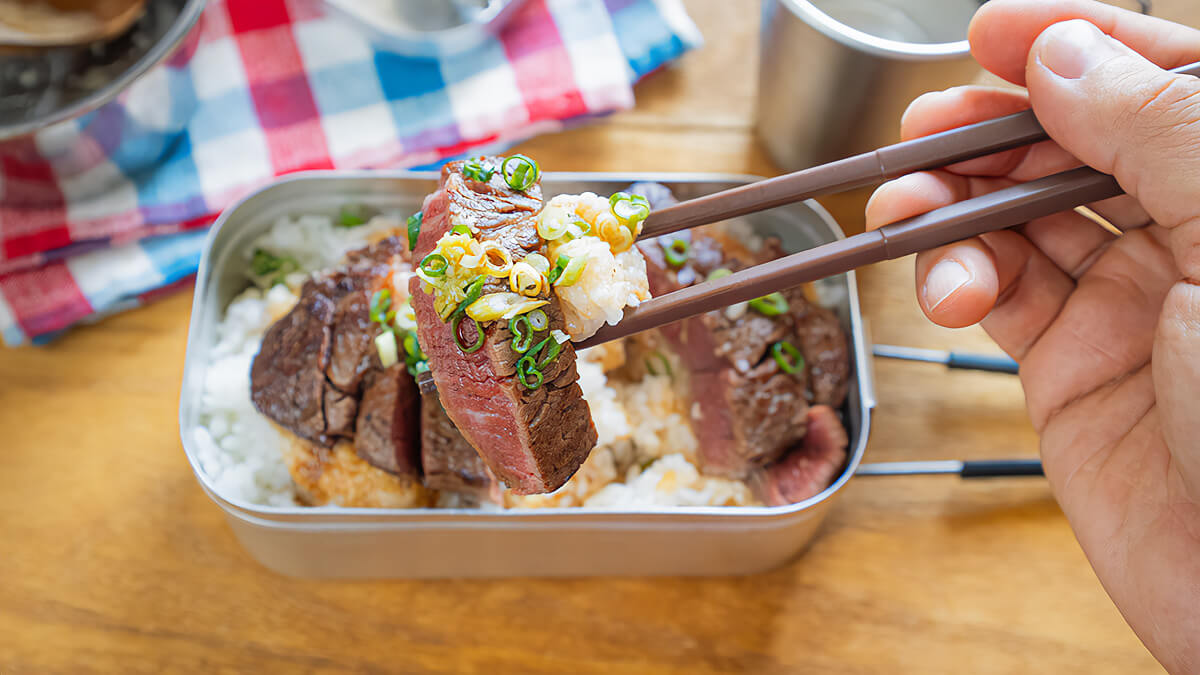 アスザックフーズの「国産長芋とろろ」で作るステーキとろろ丼