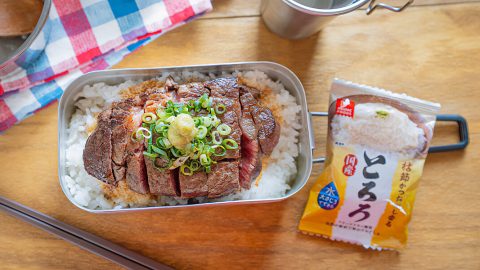 「アスザックフーズ」のフリーズドライが便利過ぎた！ キャンプ飯にぴったりの簡単丼アレンジ