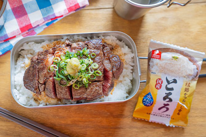 アスザックフーズの「国産長芋とろろ」で作るステーキとろろ丼