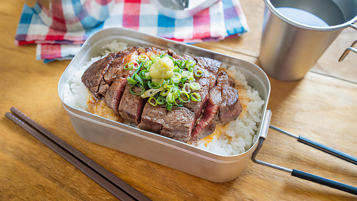 アスザックフーズの「国産長芋とろろ」で作るステーキとろろ丼