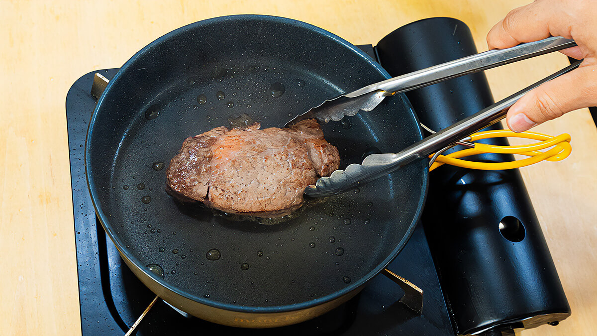 ステーキ肉を焼く