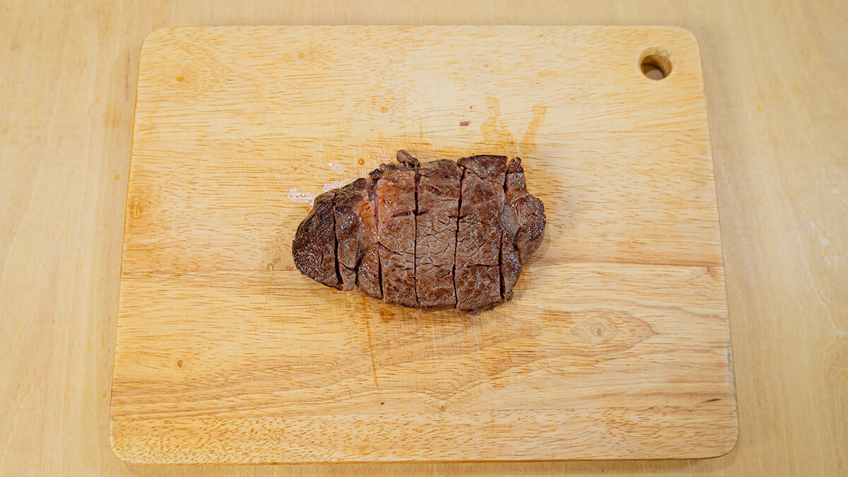 ステーキ肉を切る