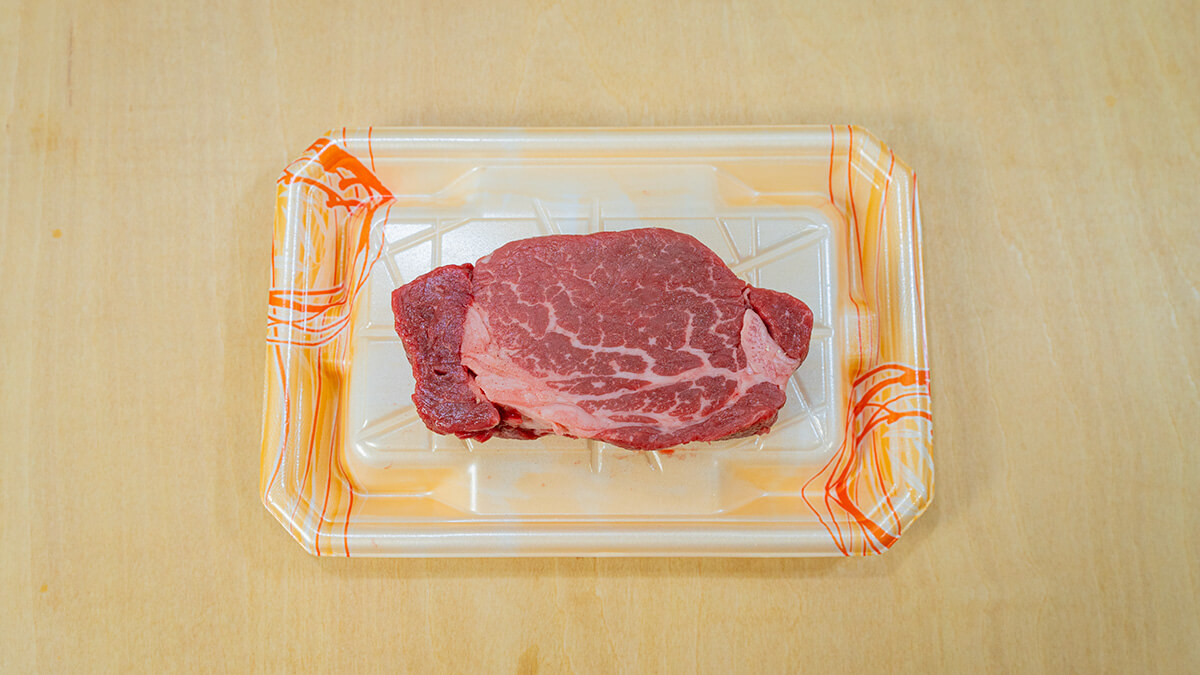 ステーキ肉に塩コショウを振る