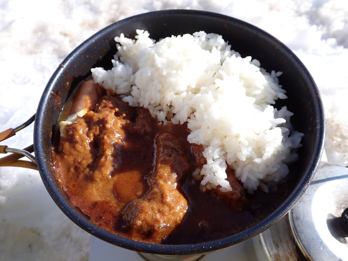 山で食べるカレー