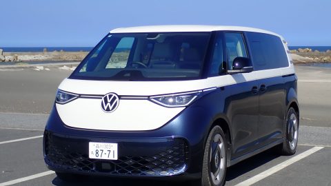 街で注目を集めるフォルクスワーゲンのミニバン型EV「ID.BUZZ」を長距離レビュー！価格、使い勝手も