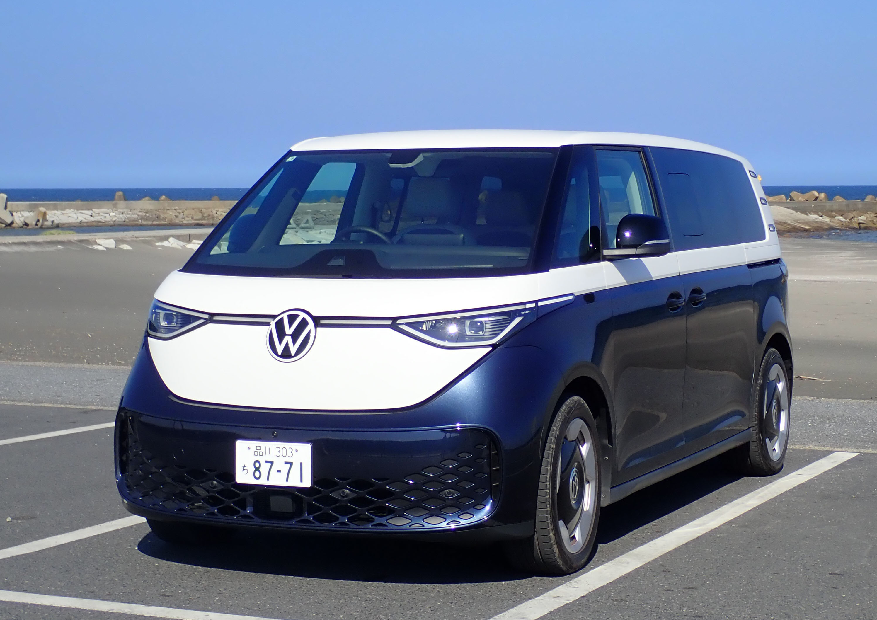 街で注目を集めるフォルクスワーゲンのミニバン型EV「ID.BUZZ」を長距離レビュー！価格、使い勝手も