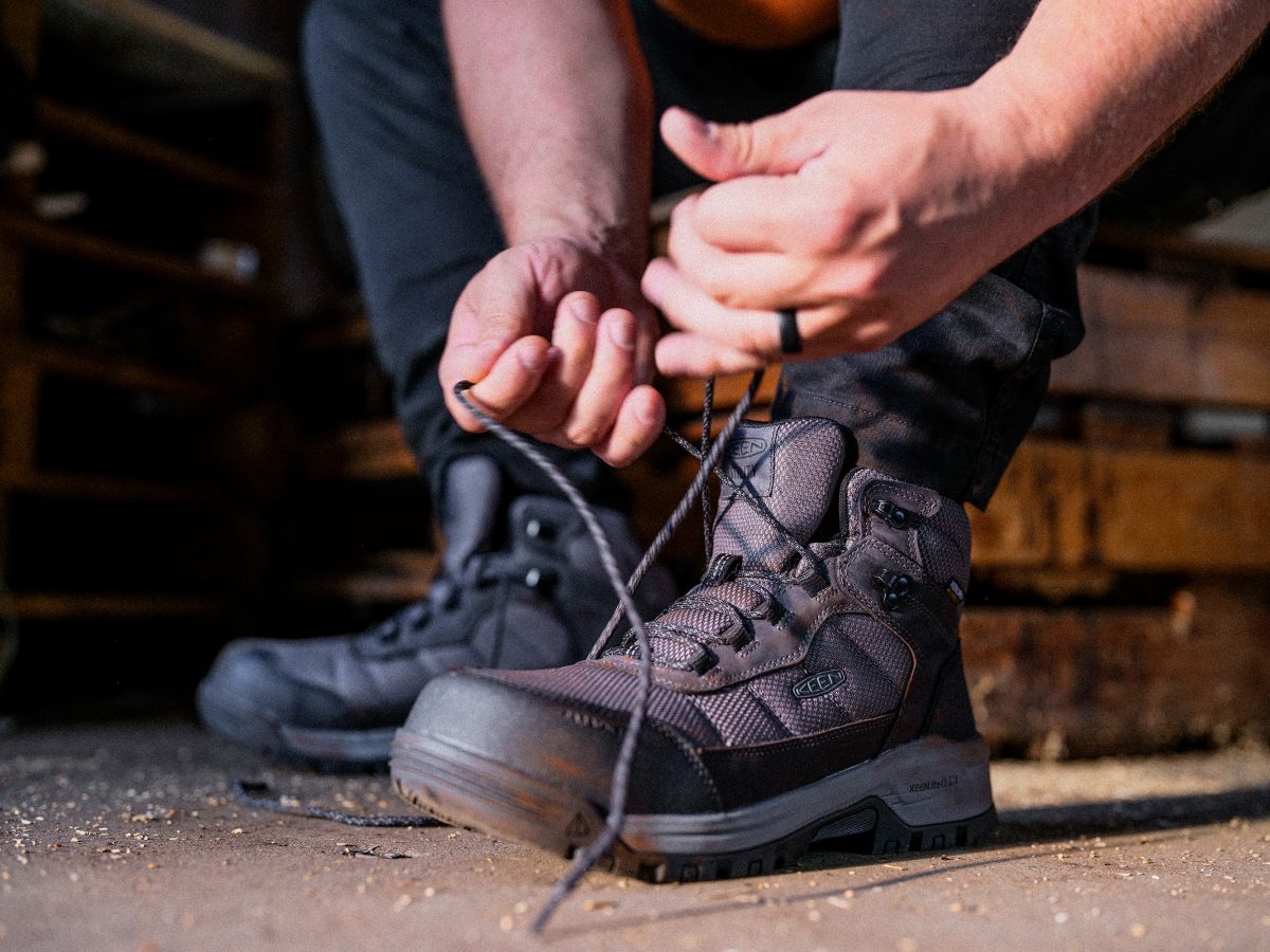 雨のトレイル、木道…。KEENのワークブーツ「SKOKIE HIKER WP」が滑りやすい山道に強いワケ