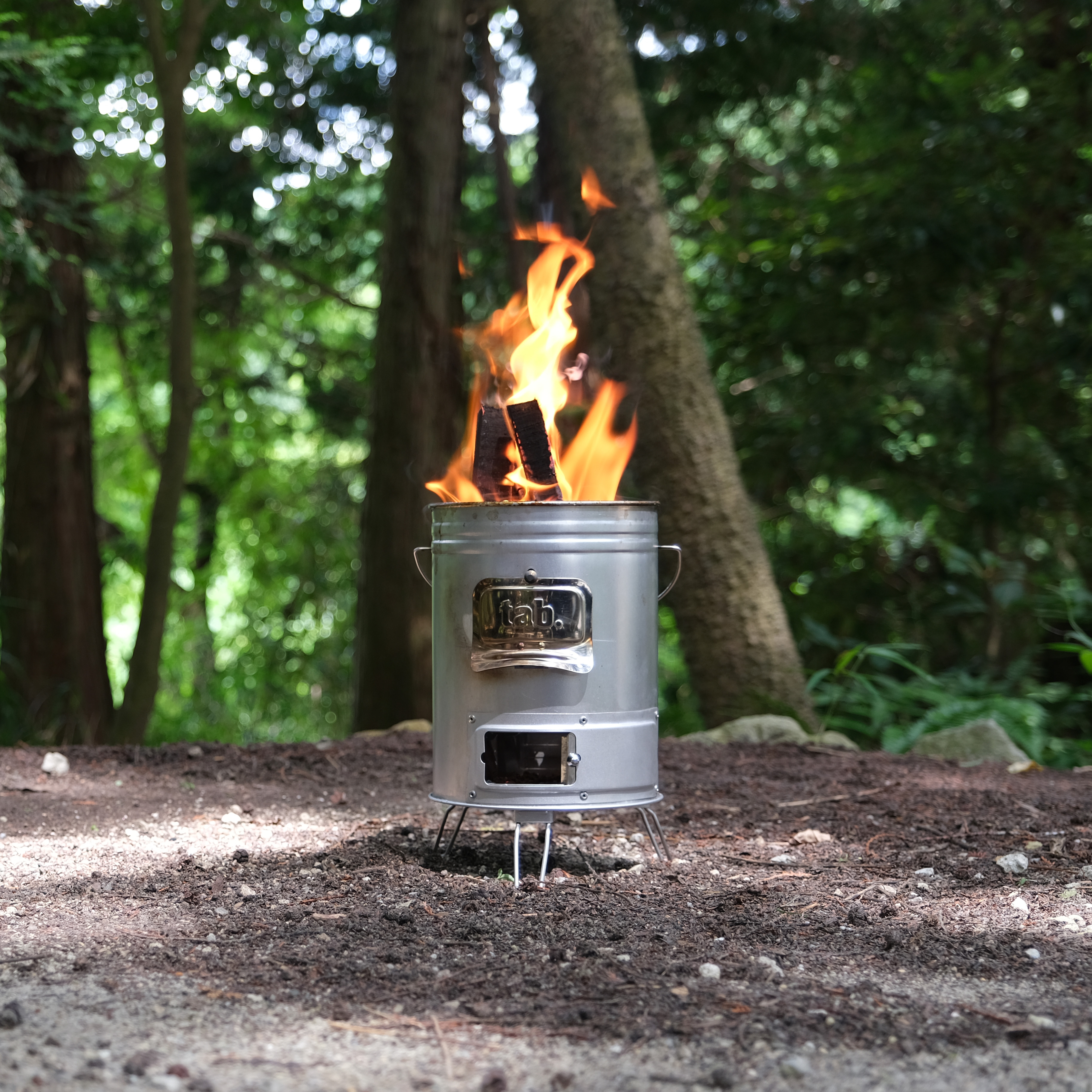 タブの人気缶ストーブが進化！脚まわりの改良で焚き火もさらにしやすく