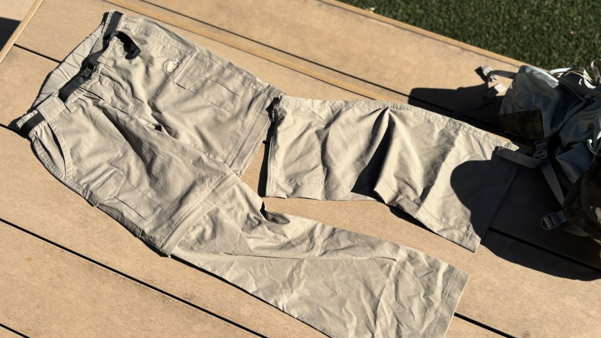 コンバーチブルタイプの登山ズボン