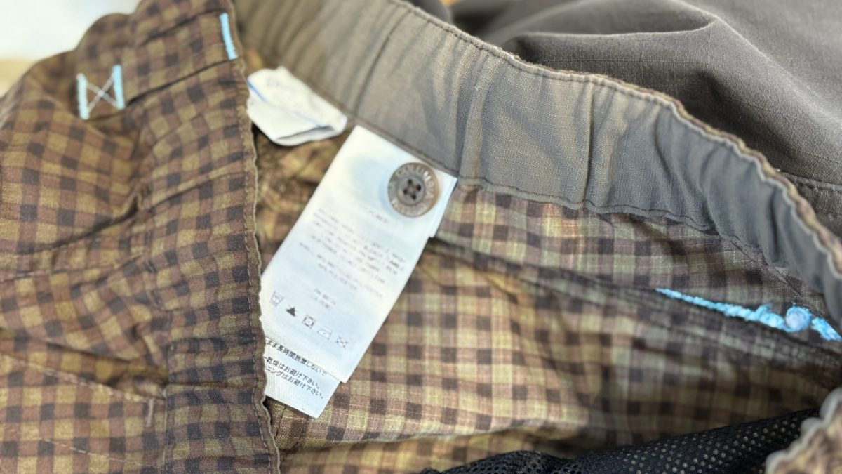 登山ズボンのタグ