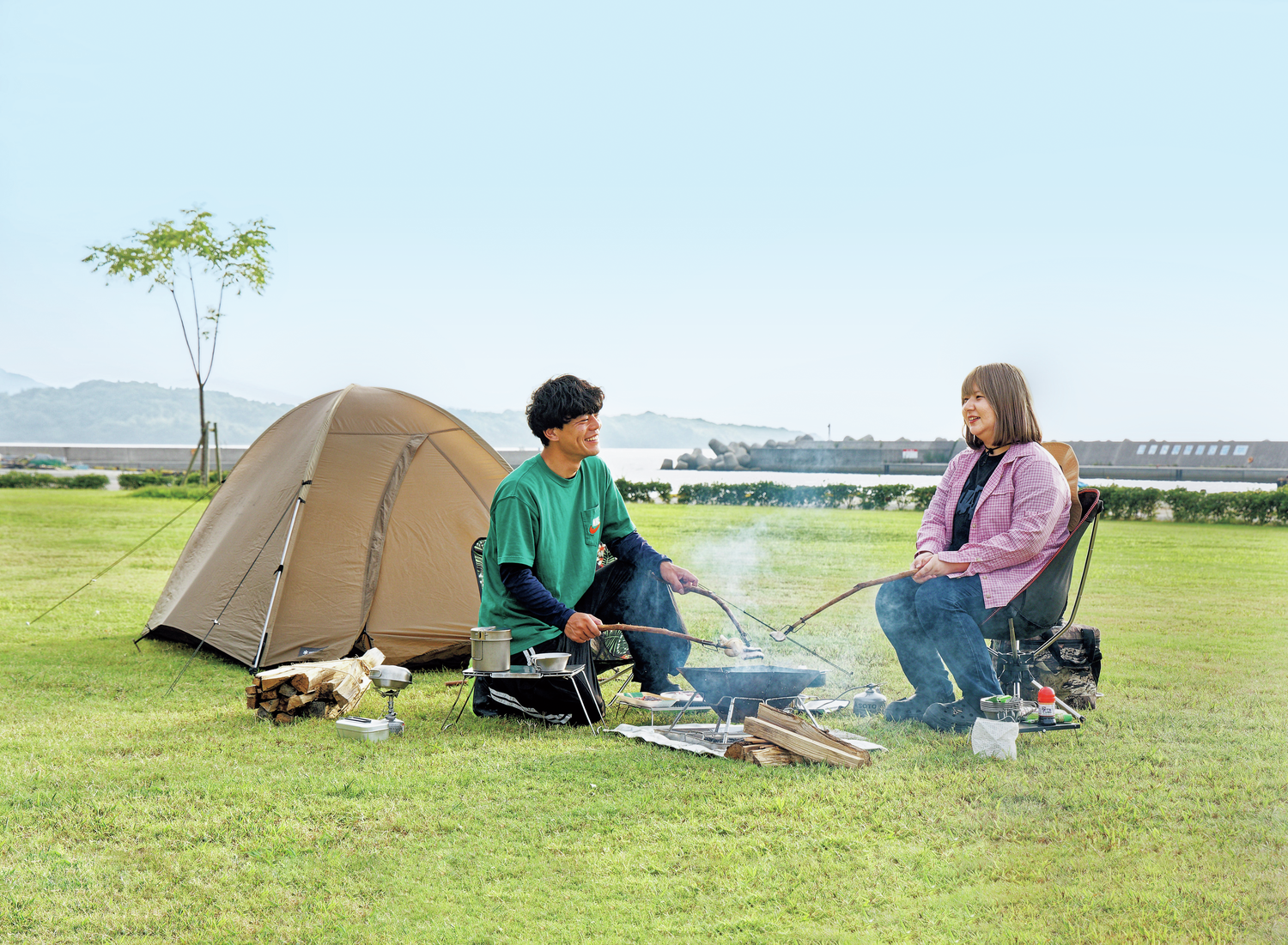 新鮮な魚介が人気の道の駅＆温泉施設に隣接！ 広々サイトでシーフードキャンプ【in 山口・阿武町】