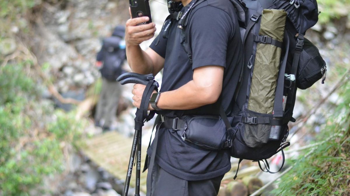 バックパックを背負った様子。