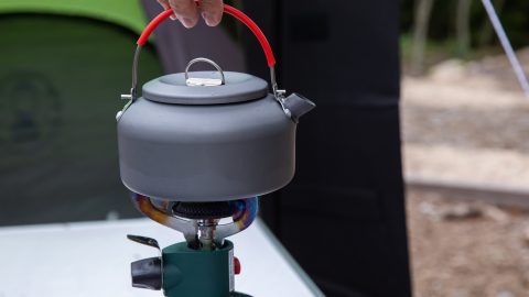 キャンプで活躍するやかんをタイプ別に紹介！上手な使い方や選び方も