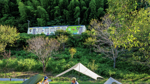１両列車が目の前に！ 広大な河川敷で鉄道キャンプを楽しむ【in 京都・笠置町】